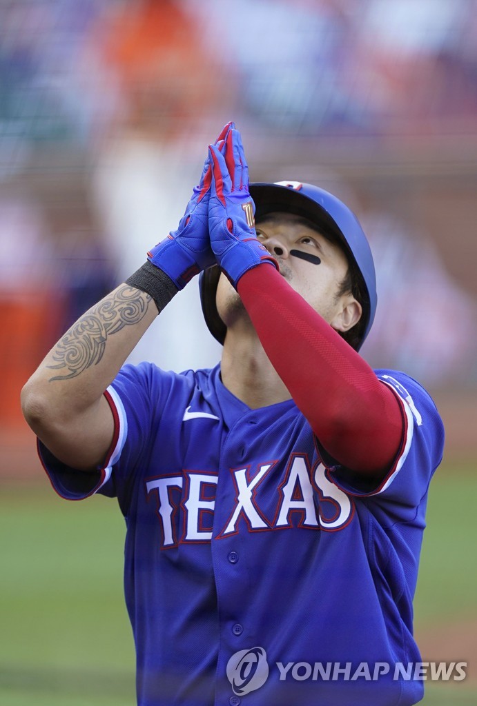 In this Getty Images file photo from July 31, 2020, Choo Shin-soo of the Texas Rangers celebrates his leadoff home run against the San Francisco Giants during a Major League Baseball regular season game at Oracle Park in San Francisco. (Yonhap)