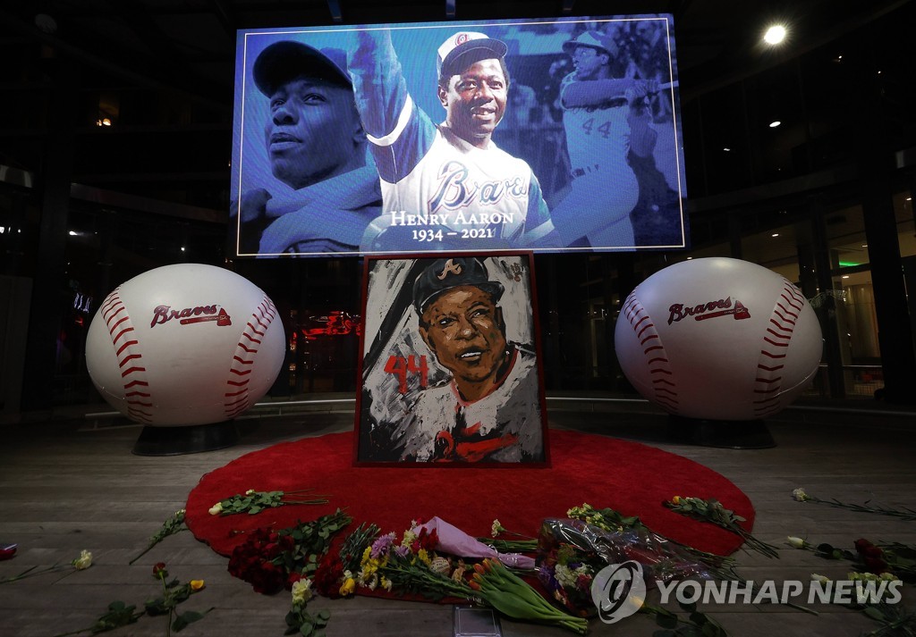 BBO-SPO-FANS-PAY-TRIBUTE-AFTER-DEATH-OF-MLB-HALL-OF-FAMER-HANK-A
