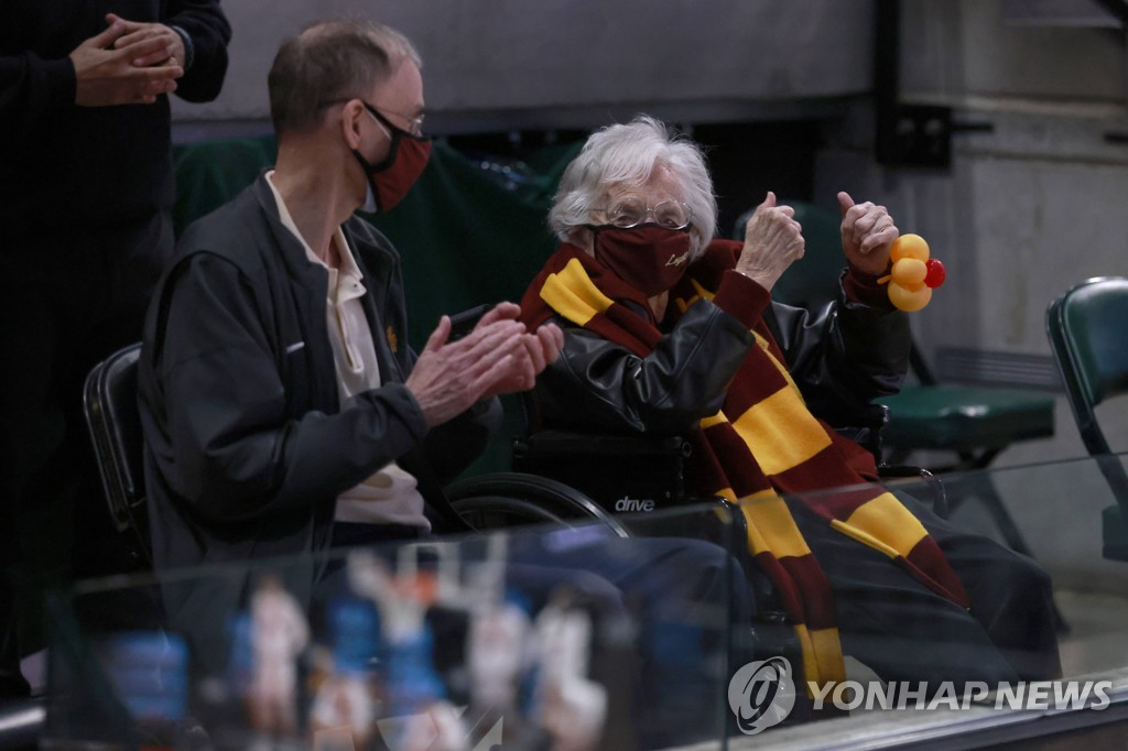 관중석에서 경기를 지켜본 슈밋 수녀(오른쪽).
