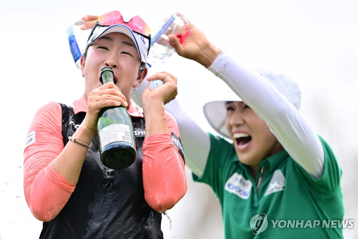 개막전 우승한 김아림(왼쪽)을 축하해주는 양희영.