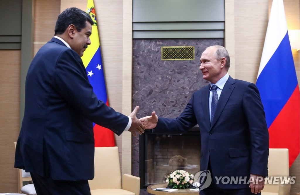 지난해 12월 모스크바에서 만난 푸틴(오른쪽)과 마두로 대통령