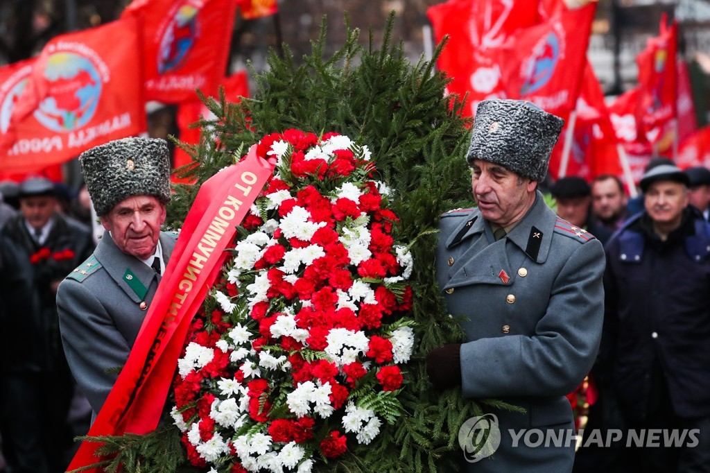 Flower laying ceremony marks 96th death anniversary of Vladimir Lenin