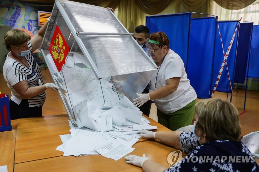 Counting votes in 2020 Russian constitutional referendum in Novosibirsk