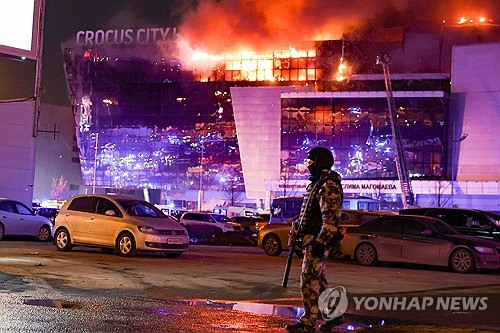 총기 테러 이후 불길에 휩싸인 러시아 모스크바 외곽 공연장
