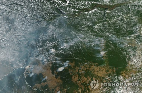 아마존 밀림 대기 덮은 산불 연기