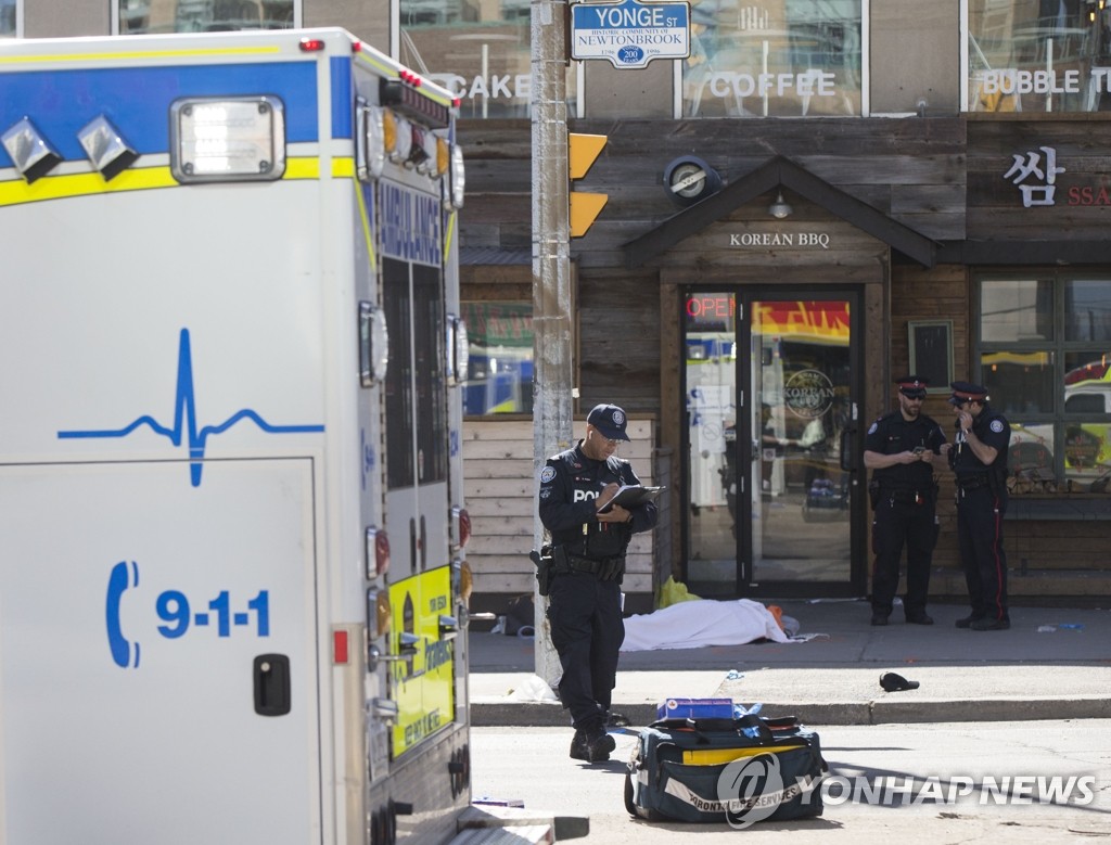 (Xinhua=연합뉴스) 23일(현지시간) 캐나다 토론토에서 차량돌진 사고가 발생한 후 경찰이 조사를 벌이고 있다.