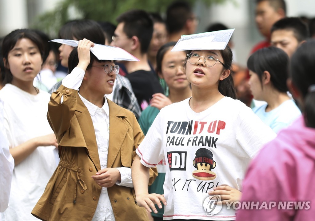 지난해 6월 '가오카오'를 치른 중국 수험생들 [신화=연합뉴스 자료사진]