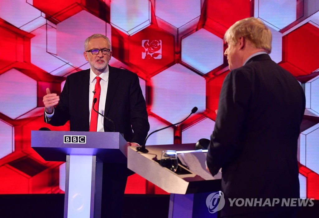 BBC 방송 양자토론에서 맞선 코빈(왼쪽) 노동당 대표와 존슨 총리 [신화=연합뉴스]
