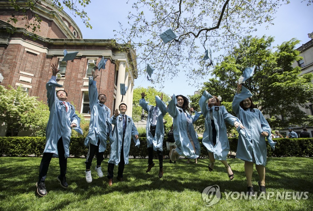 미 컬럼비아대에서 사진 찍는 중국인 유학생들