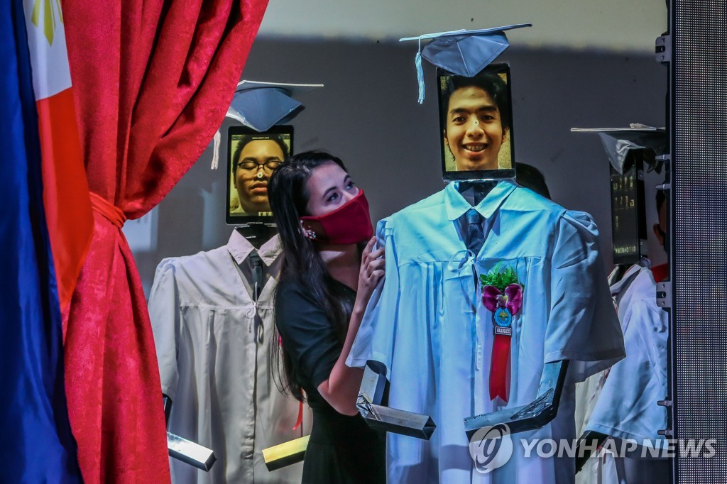 PHILIPPINES-MANILA-CYBER-GRADUATION