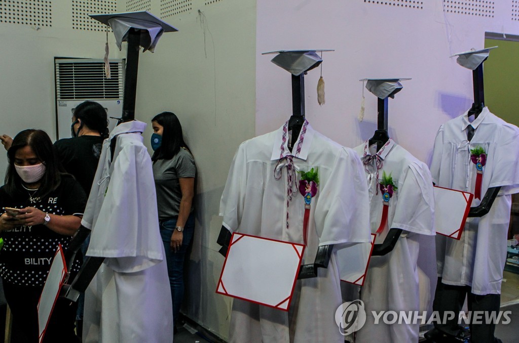 PHILIPPINES-MANILA-CYBER-GRADUATION