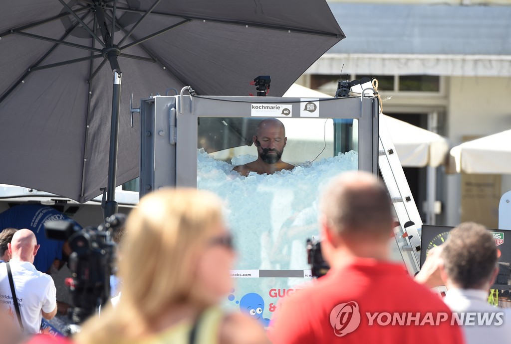 '맨몸으로 얼음 속 오래 버티기' 세계 신기록