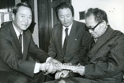 수필가 김소운(오른쪽)