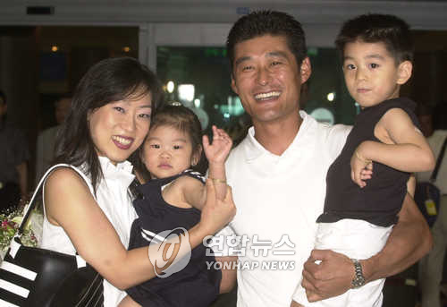 이종범 위원이 일본프로야구 생활을 마감하고 2001년 가족과 귀국하는 모습.