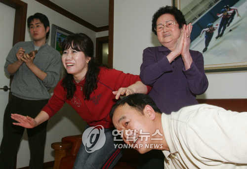 열띤 응원 펼치는 이호석 가족(자료사진)
