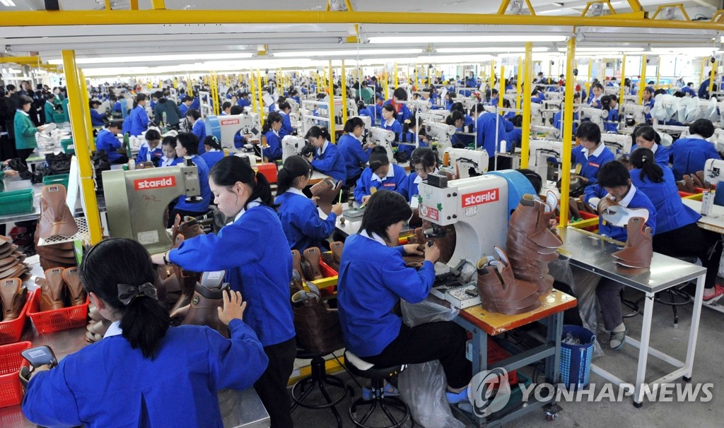 작업하는 개성공단 입주업체 근로자들(연합뉴스 자료사진)