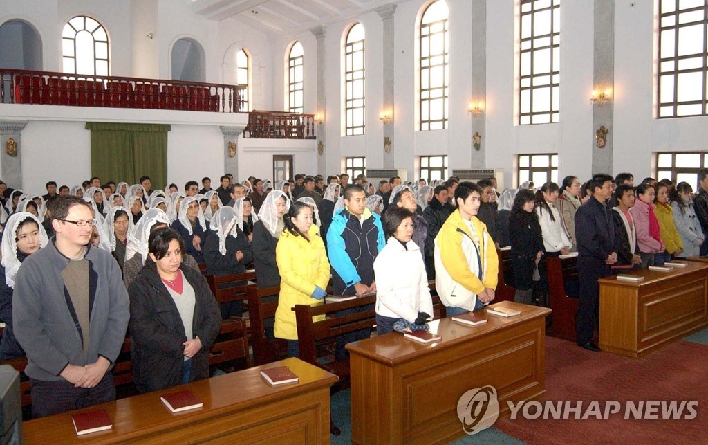  성탄절을 맞아 장충성당에서 기도를 드리는 북한·외국인 천주교 신자들