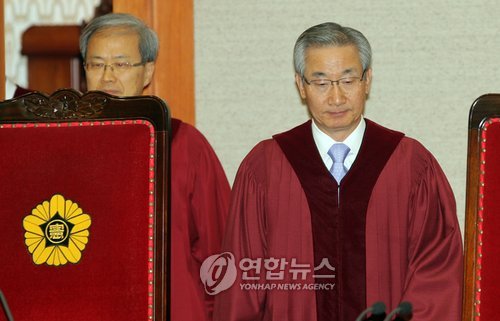 대심판정 들어서는 이강국 헌법재판소장