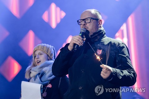 13일(현지시간) 무대에 올라 연설하는 파벨 아다모비치 폴란드 그단스크 시장
