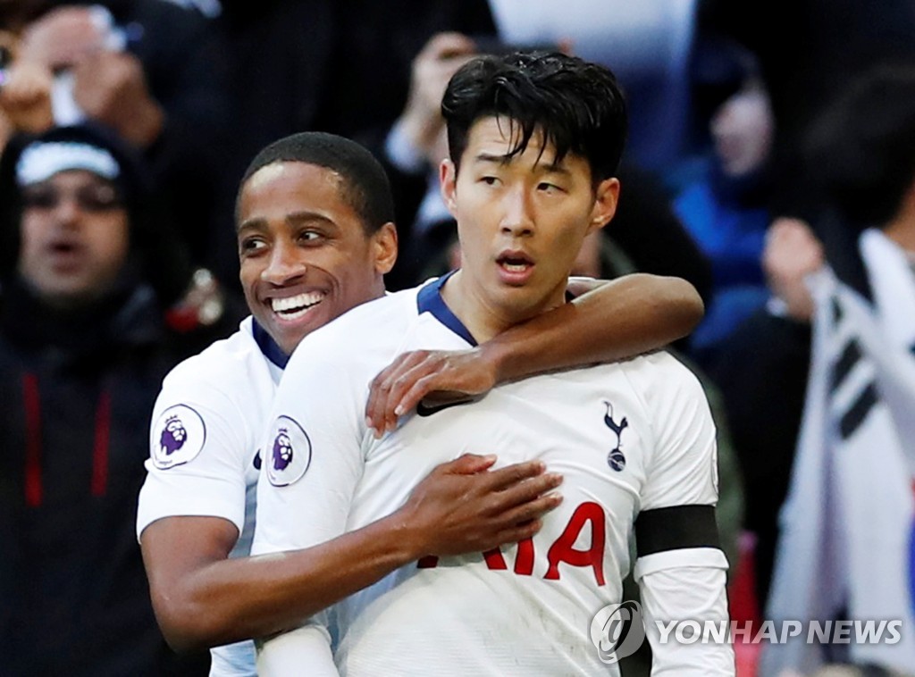 골 터뜨리고 동료 축하 받는 손흥민