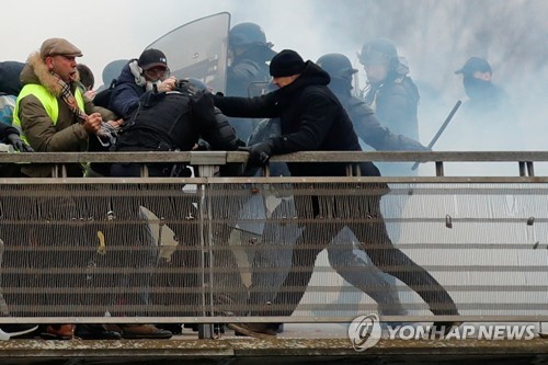 경찰과 대치 중인 크리스토프 데틴저