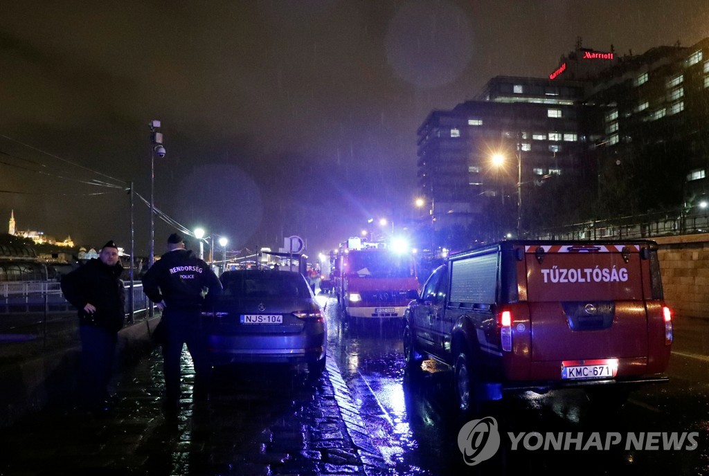 '한국인 탑승' 헝가리 유람선 침몰 사고 현장에 출동한 경찰과 소방관