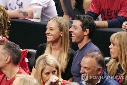 3일 캐나다 토론토에서 아내 에리카와 함께 NBA 챔피언결정전을 관전하는 매킬로이.