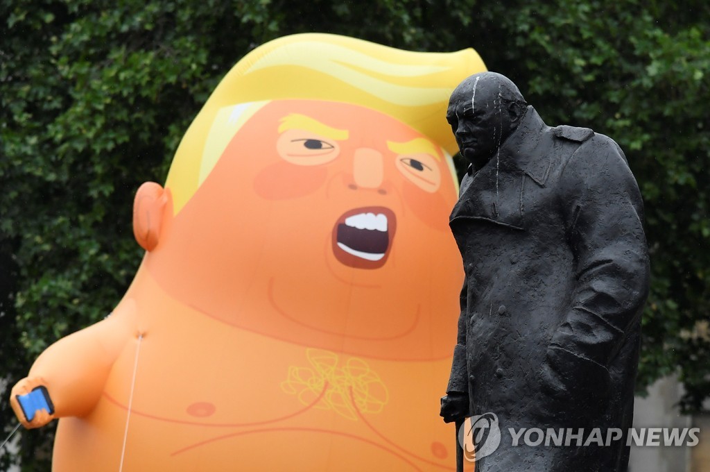 영국 反트럼프 시위대가 준비한 '베이비 트럼프' 풍선과 처칠 동상