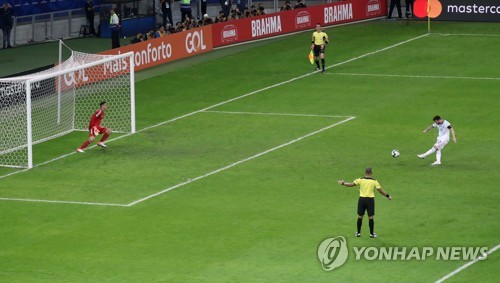 페널티킥을 시도하고 있는 아르헨티나의 리오넬 메시.