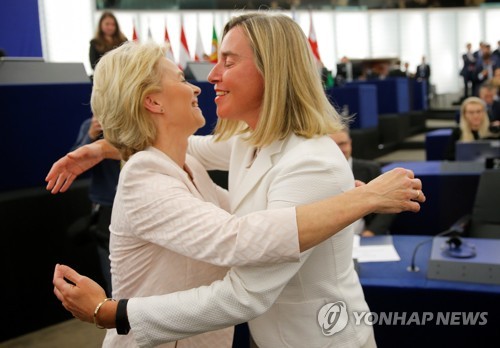 모게리니 EU 외교·안보 고위대표에게 축하받는 폰데어라이엔 차기 EU 집행위원장