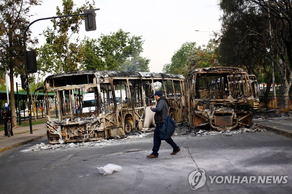 시위로 불에 탄 시내버스