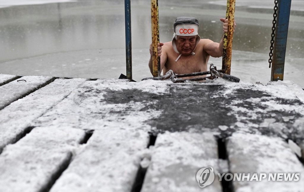 RUSSIA-ICE SWIMMING/