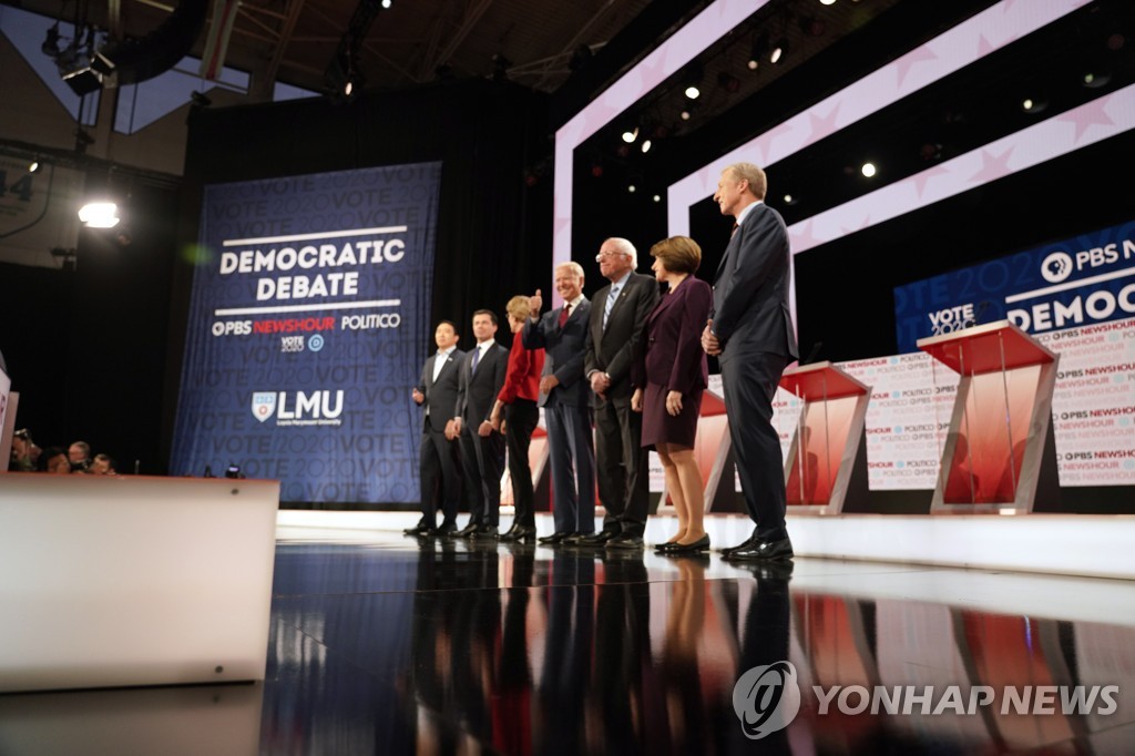 19일(현지시간) 제 6차 민주당 대선 경선주자 TV토론회에 참석한 후보들