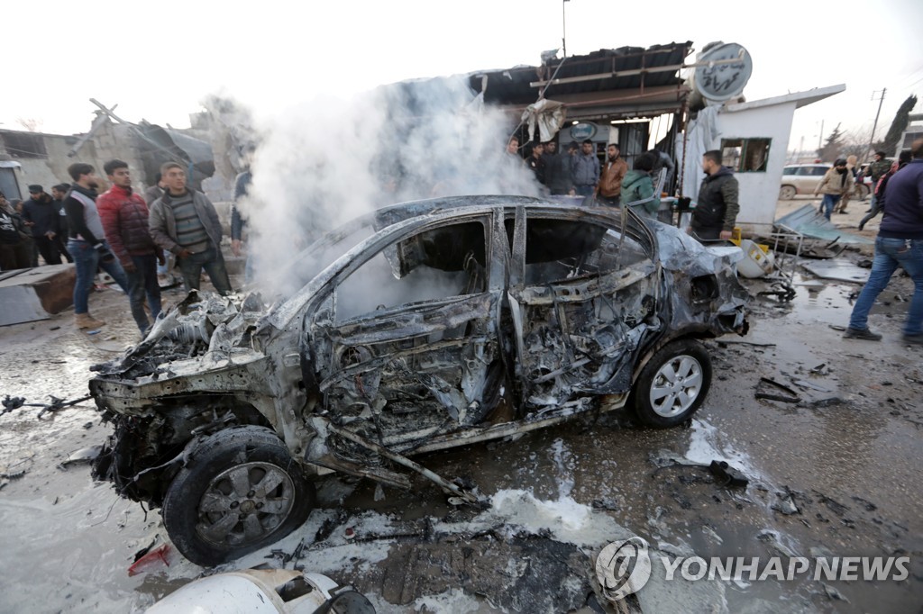 (로이터=연합뉴스) 26일 폭탄 차량이 폭발해 수십명의 사상자들 낸 시리아 이들립주 아자즈의 사건 현장 모습