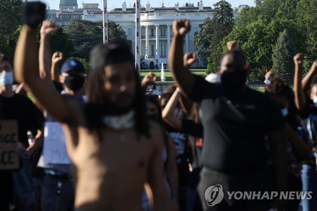 백악관 근처에서 펼쳐지고 있는 흑인시위[로이터=연합뉴스 자료사진]