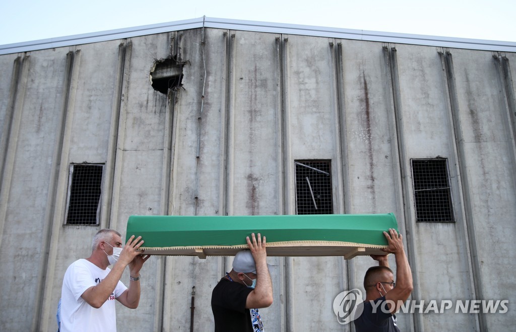 BOSNIA-SREBRENICA/COFFINS VIGIL