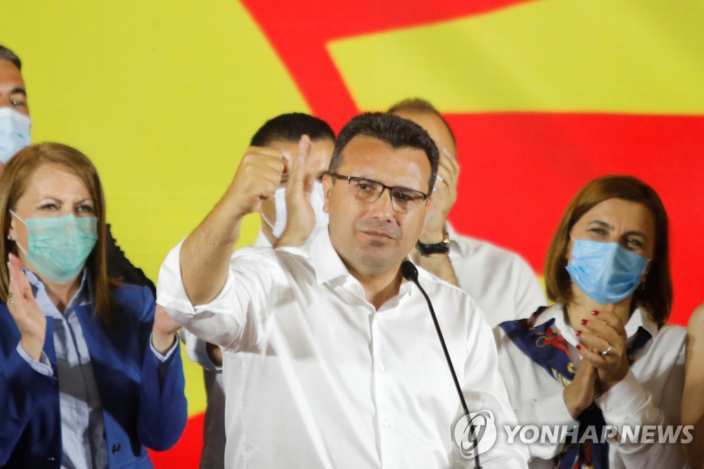 조란 자에브 전 총리가 16일(현지시간) 총선 승리를 선언하며 주먹을 불끈 쥐어 보이는 모습. [로이터=연합뉴스] 