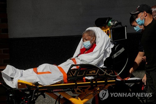 뉴욕 브루클린 인근 병원의 응급실로 이송되는 코로나 환자