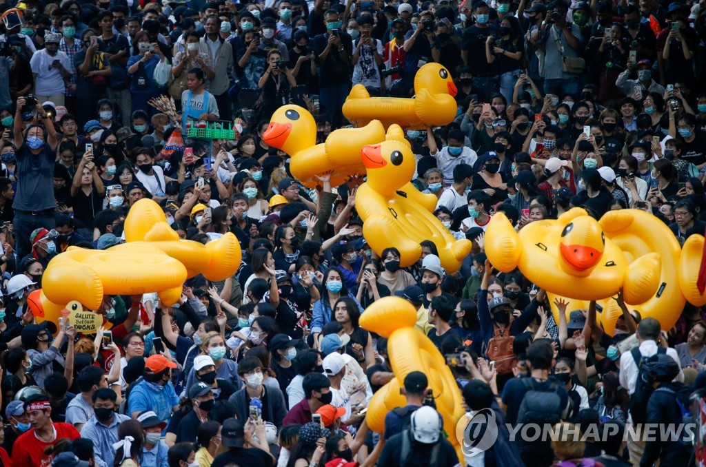 태국 반정부 시위와 함께하는 오리 고무보트