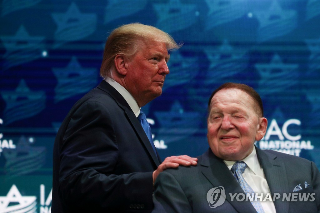 도널드 트럼프 대통령과 함께 있는 셸던 애덜슨