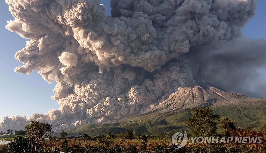 5㎞ 치솟은 화산재…′대폭발 전력′ 인니 시나붕화산 분화