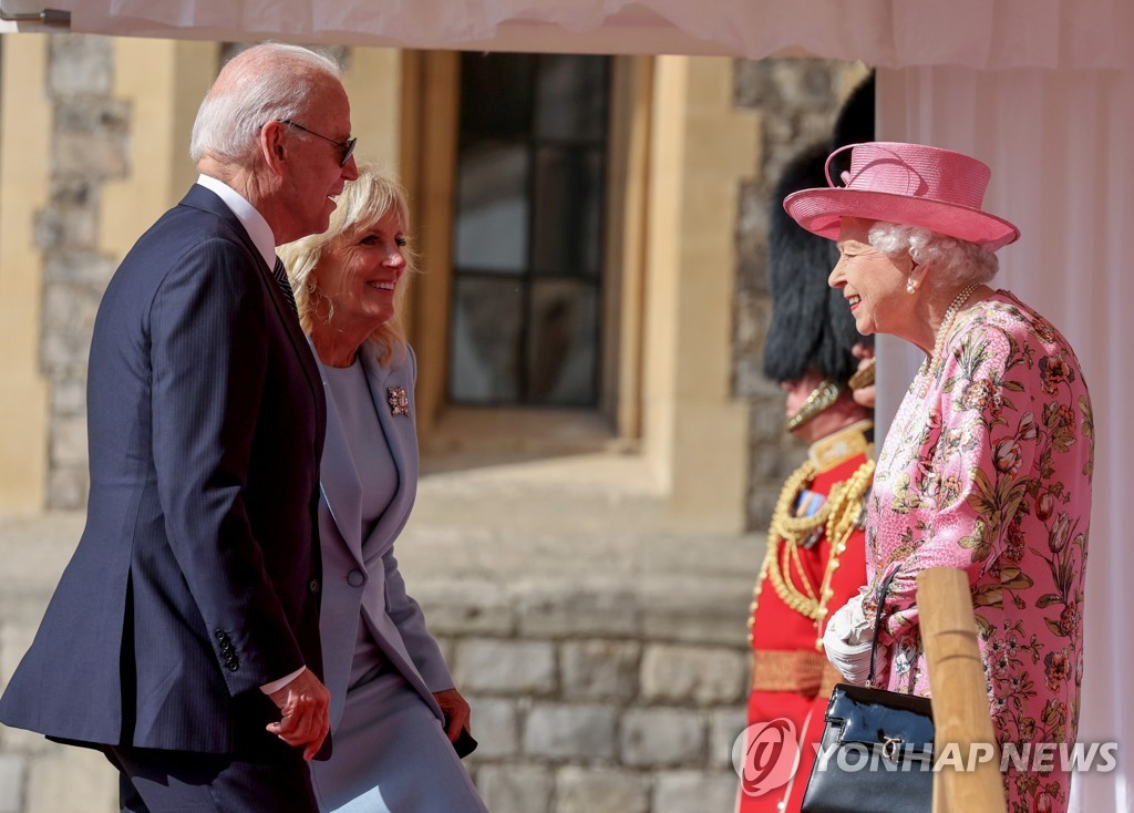 선글라스를 쓰고 영국 엘리자베스 2세 여왕을 예방한 조 바이든 미국 대통령