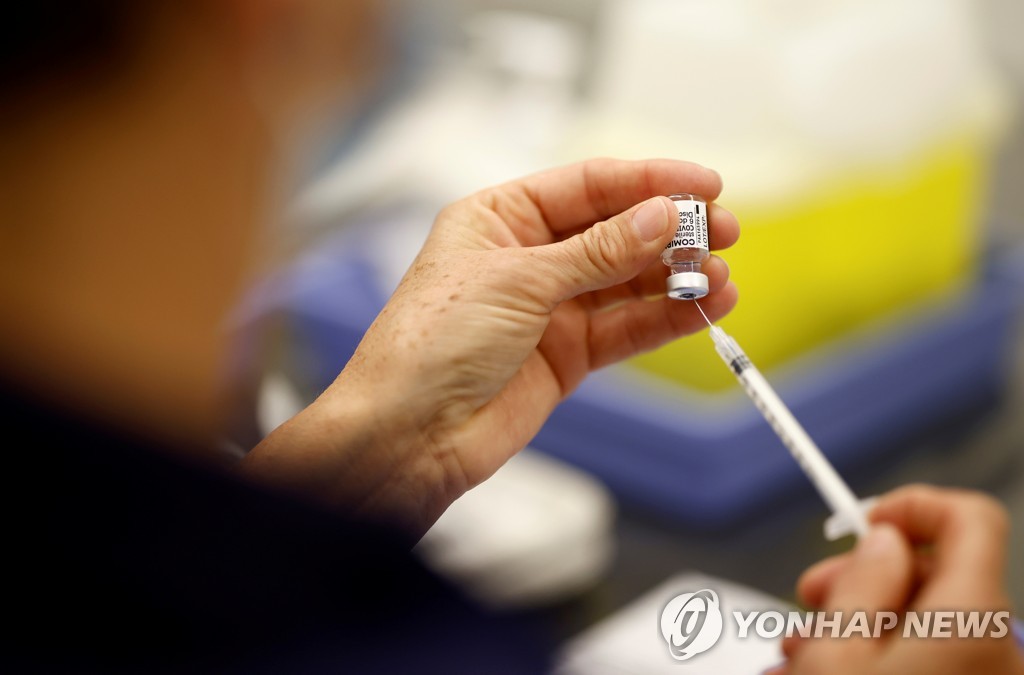 지난달 프랑스의 한 신종 코로나바이러스 감염증(코로나19) 백신 접종 센터에서 미국 제약사 화이자-독일 바오엔테크 백신을 준비하고 있는 모습. [로이터=연합뉴스 자료사진]
