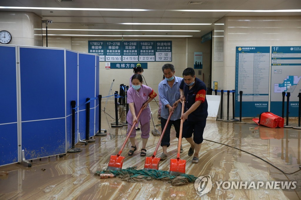 21일 정저우의 한 대학 부속병원에서 직원들이 청소를 하고 있다. [로이터=연합뉴스]