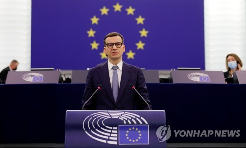 (스트라스부르 로이터=연합뉴스) 마테우시 모라비에츠키 폴란드 총리가 19일(현지시간) 프랑스 스트라스부르 유럽의회에서 열린 토론에서 연설하고 있다. 2021.10.19. photo@yna.co.kr