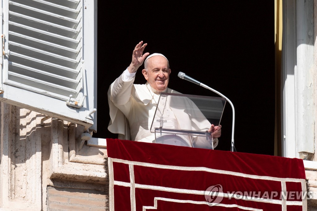 주일 삼종기도하는 프란치스코 교황