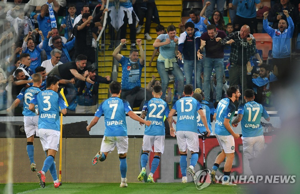 1-1을 만들고 기뻐하는 나폴리 선수들 /로이터=연합뉴스
