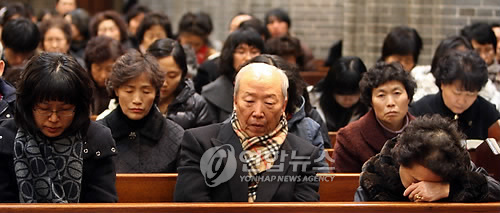 눈물 흘리는 신도
