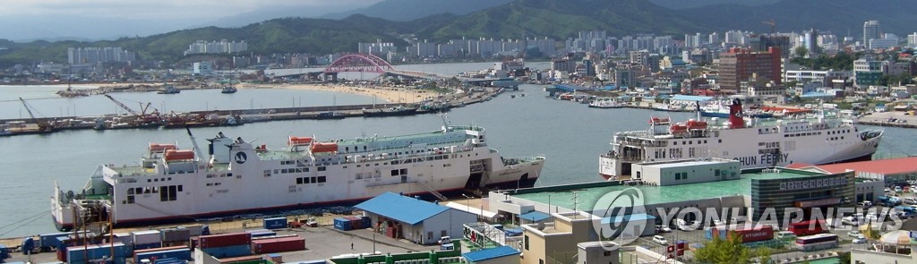 속초항 입항한 퀸 칭다오호와 뉴-동춘호 (연합뉴스 자료사진)