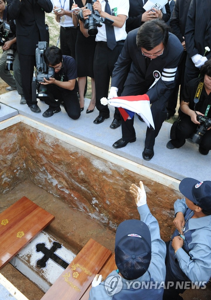 매장했다가 다시 꺼낸 그 태극기